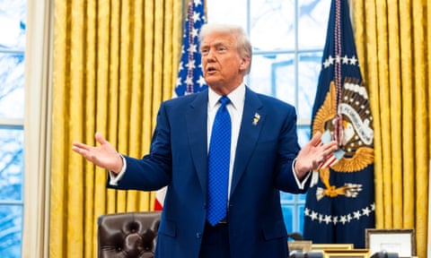 « Non au nettoyage ethnique » : plus de 350 rabbins signent une publicité américaine dénonçant le plan de Trump pour Gaza 2 A propos de Gaza. Trump : Man in suit stands behind desk, gesturing.