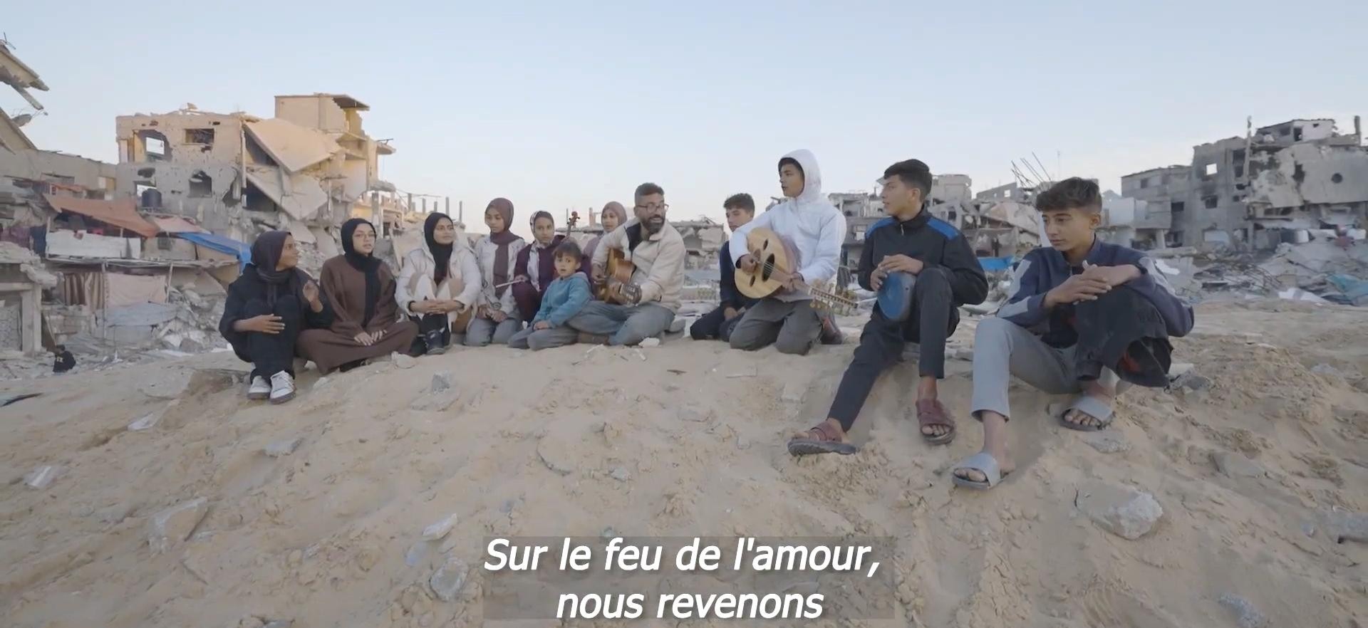 Lancement des nouvelles « Gaza Stories » 12 Une image contenant ciel, plein air, habits, sol Le contenu généré par l’IA peut être incorrect.