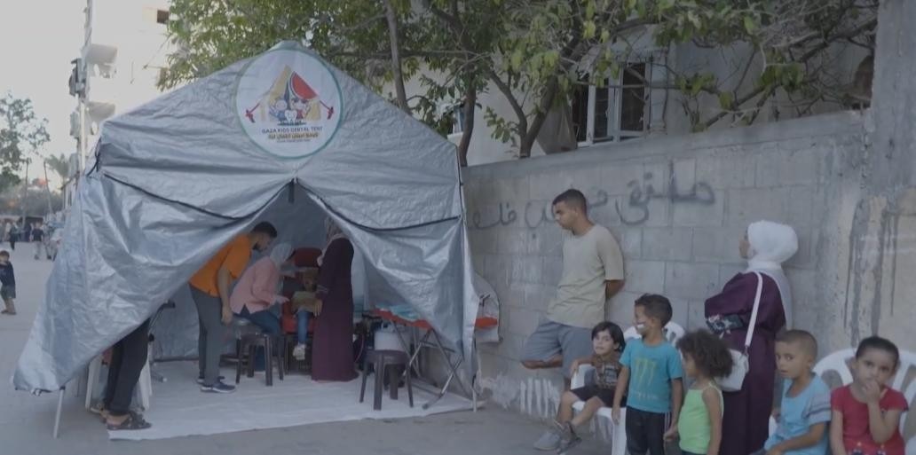 Lancement des nouvelles « Gaza Stories » 5 Une image contenant habits, plein air, chaussures, arbre Le contenu généré par l’IA peut être incorrect.