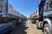 camions humanitaires en attente Témoignage d'Abu Amir, le 21 mai 2025 – Gaza, Sous les décombres…