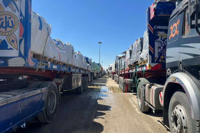 camions humanitaires en attente Témoignage d'Abu Amir, le 21 mai 2025 – Gaza, Sous les décombres…