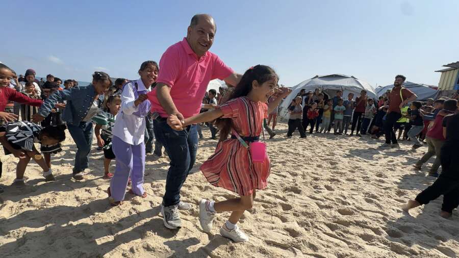 Témoignage d'Abu Amir, le 6 juin 2025 – Une journée de joie arrachée aux larmes 4 Abu Amir 6 6 25 enfant dansant sur la plage avec adulte Aid IMG 2775 Témoignage d'Abu Amir, le 6 juin 2025 – Une journée de joie arrachée aux larmes