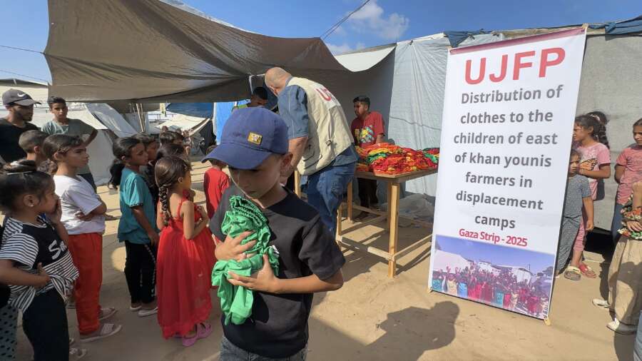 Témoignage d'Abu Amir, le 16 juillet 2025 – Distribution de vêtements d’été aux enfants des paysans du camp Al-Sumud 3 Abu Amir 16 7 25 Distribution de vetements enfants 2 IMG 4150 Témoignage d'Abu Amir, le 16 juillet 2025 – Distribution de vêtements d’été aux enfants des paysans du camp Al-Sumud