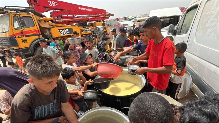 Témoignage d'Abu Amir, le 17 juillet 2025 – Faim, mort, déplacement dans un silence mondial accablant 2 Abu Amir 16 7 25 distribution alimentaire 4 OK IMG 4360 Témoignage d'Abu Amir, le 17 juillet 2025 – Faim, mort, déplacement dans un silence mondial accablant