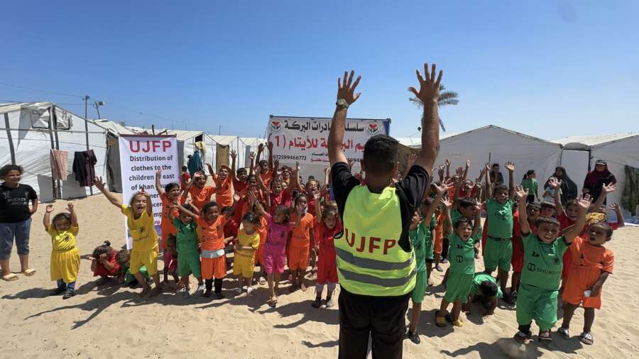 Témoignage d'Abu Amir, le 19 juillet 2025 – Distribution de vêtements d’été pour des enfants orphelins en pleine famine 3 Abu Amir 19 7 25 distribution vetements enfants 3 IMG 4304 Témoignage d'Abu Amir, le 19 juillet 2025 – Distribution de vêtements d’été pour des enfants orphelins en pleine famine