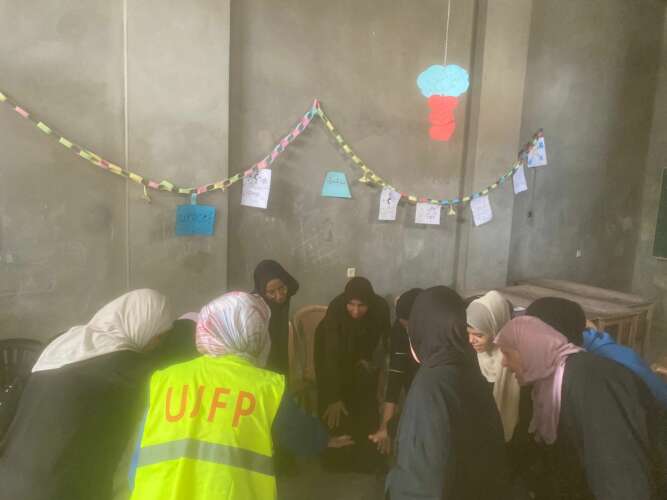 Abu Amir 16 8 25 ataliers psy femmes IMG 5278 Témoignage d'Abu Amir, le 16 août 2025 - Rapport détaillé sur l’atelier de soutien psychologique pour les femmes déplacées dans le camp Al-Isra – ville de Gaza