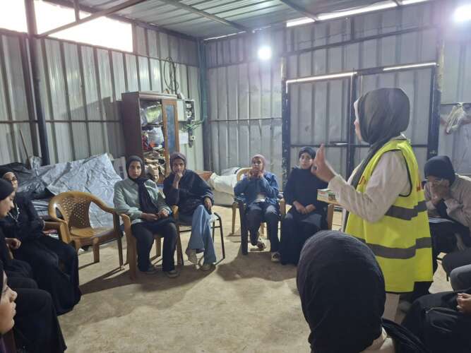 Abu Amir 26 10 25 atelier psy jeunes filles IMG 2602 Témoignage d'Abu Amir, le 26 octobre 2025 - Nous parlons pour devenir plus fortes : Atelier de soutien psychologique pour les jeunes filles déplacées à Al-Mawasi – Khan Younès, un voyage de la douleur vers l’espoir