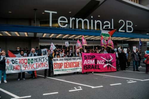 Roissy 4 Participation de l'UJFP à la grande manifestation à l'appel des travailleur.ses de Roissy contre les livraisons d'armes à Israël