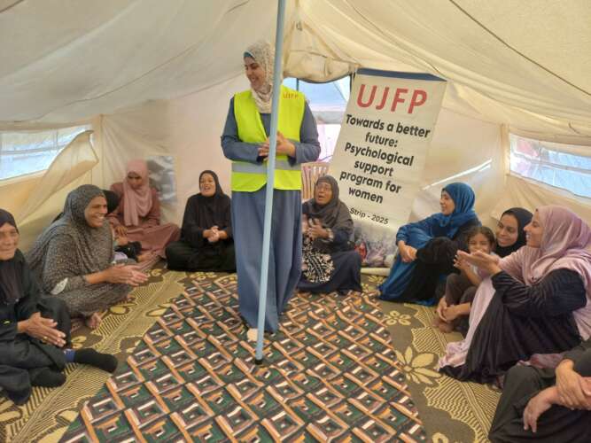 Abu Amir 2 11 25 Atelier psy IMG 2960 Témoignage d'Abu Amir, le 2 novembre 2025 - Atelier L’espoir Rosé : soutien psychologique et sensibilisation pour les femmes du camp Al-Sumoud