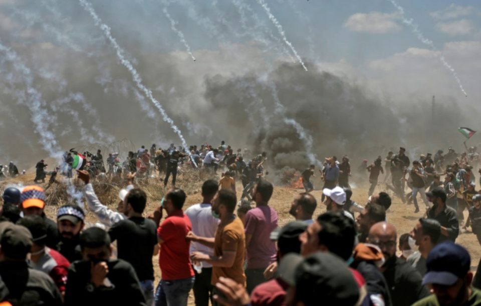1124866-des-palestiniens-courent-pour-se-proteger-des-gaz-lacrymogenes-tires-par-les-soldats-israeliens-lors.jpg