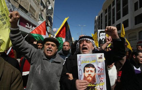 Hébron, le 21 février 2012 - Des Palestiniens manifestent dans Hébron en tenant des portraits de Khader Adnan - Photo : AFP - Hazem Bader