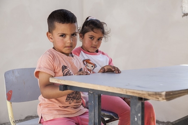Aalia Issa (à droite) et son frère sont assis dans leur salle de classe à Zanouta (MEE/Tessa Fox)