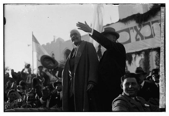 Avril 1925. — Lord Balfour (g.) en compagnie du maire de Tel Aviv, Meir Dizengoff, pour l’inauguration de l’université hébraïque.  