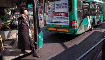 Un passager descendant d'un bus Egged à Jérusalem (Emil Salman)