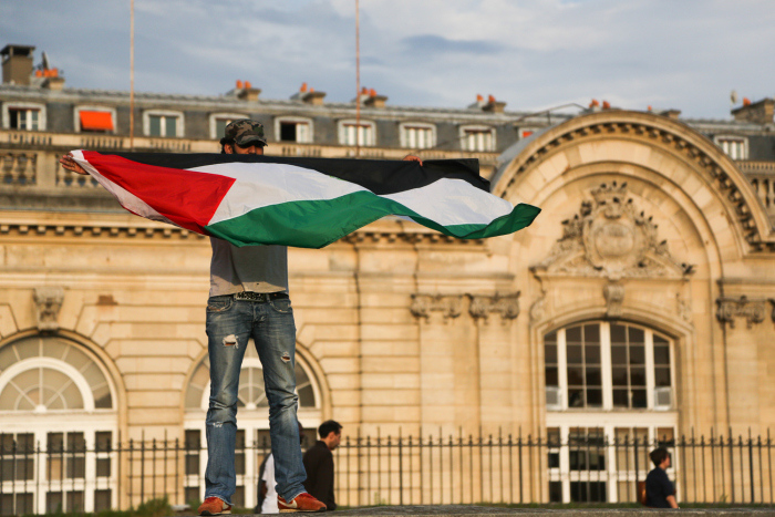 Manifestant pro-Palestine à Paris. Photo : Jeanne Frank ©