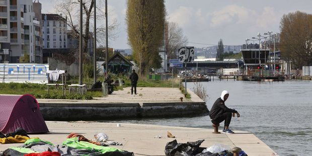 Un migrant au bord du canal Saint-Denis, à Paris en avril dernier. (Sipa)