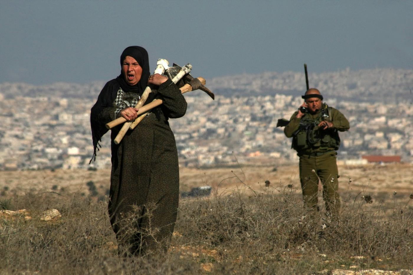 palestinian_woman_tools_israeli_soldier_west_bank_2012_afp_0.jpg