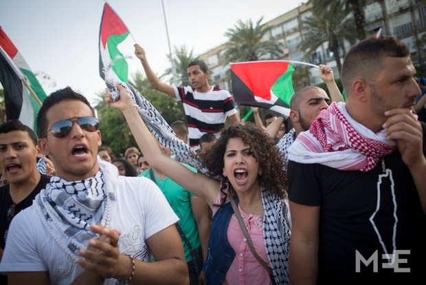 Des citoyens palestiniens d’Israël manifestent à Tel Aviv contre une vague de démolitions de maisons en avril 2015 (MEE/Oren Ziv et Akram Drawshi)