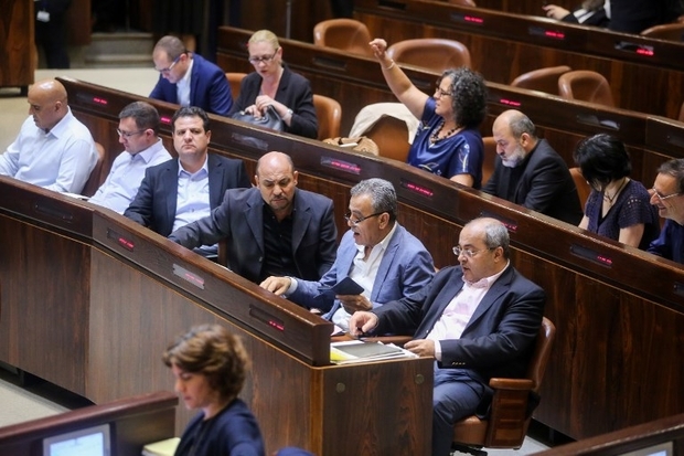 Le député israélo-palestinien Ahmed Tibi (au premier rang à droite) assiste à une session parlementaire avant le vote de la loi définissant Israël comme l’État-nation du peuple juif (AFP)