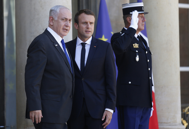 Emmanuel Macron reçoit Benyamin Netanyahou à son arrivée à l'Élysée, le 15 juillet 2017 (AFP)