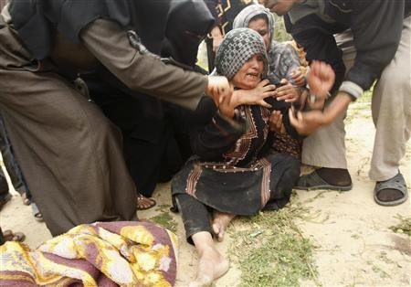 Détresse d’une mère dont le fils vient d’être tué par l’armée israélienne à Khan Younès, dans le sud de la bande de Gaza