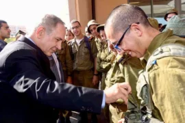 netanyahu soldier 1 jpg Les preuves de l’apartheid, du pillage et des assassinats israéliens remises à la Cour de La Haye