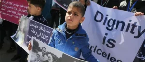 enfant pancarte jpg Réfugiés palestiniens : le cri d'alarme du directeur de l'UNRWA