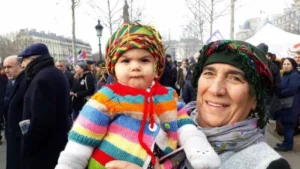 Paris femme bebe Kurdes 696x392 1 jpg CNSK : Les arrestations et la criminalisation des Kurdes en France doivent cesser !
