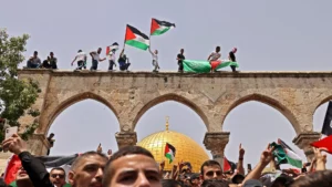 Jérusalem, 21 mai 2021. Le drapeau palestinien et celui du Hamas brandis lors d’affrontements avec les forces de sécurité israéliennes dans l’enceinte de la mosquée Al-Aqsa Ahmad Gharabli/AFP