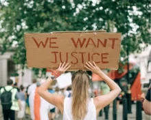 UN GROUPE INTERNATIONAL DE JUIFS APPELLE LES INSTITUTIONS JUIVES À RETIRER LE DRAPEAU ISRAÉLIEN