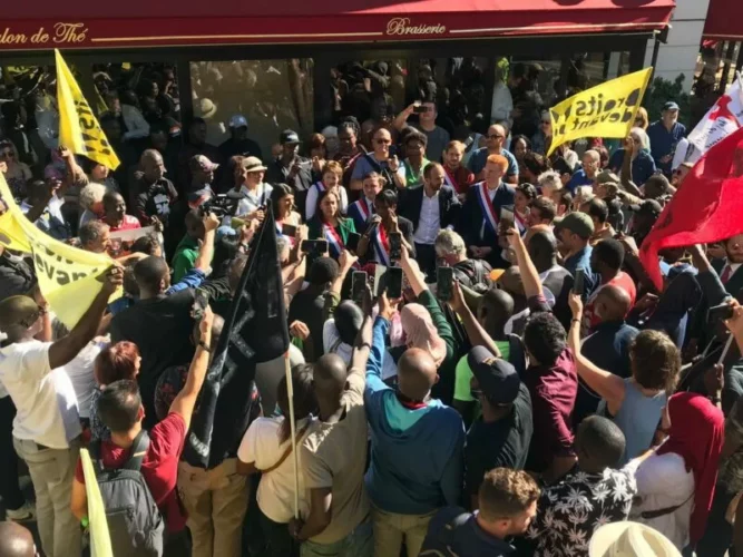 manif28juin jpg On est là et on lâche rien <br/>Vidéos du rassemblement devant l’Assemblée Nationale mardi 28 juin !