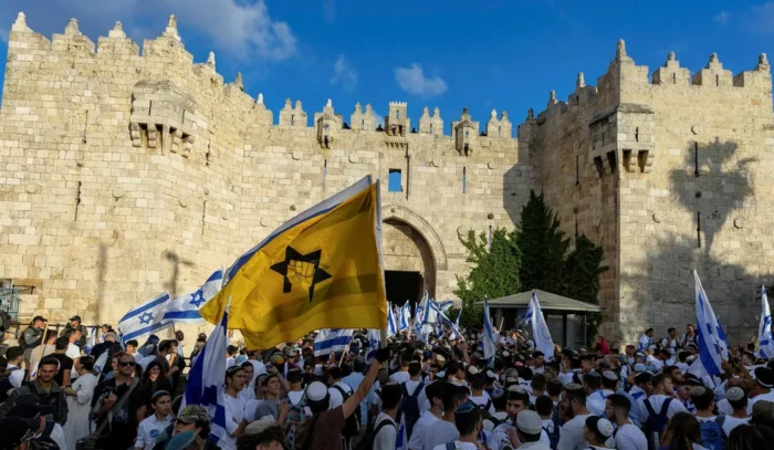 27793 2 2 Imaginez que le mouvement pro-démocratique israélien affronte les intimidateurs de la Marche des drapeaux