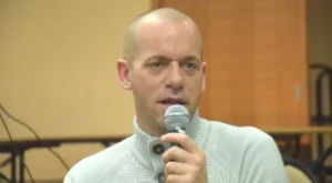 salah hamouri avec micro jpg Interdiction de la conférence de Salah Hamouri : le CRIF ordonne, la Préfecture exécute