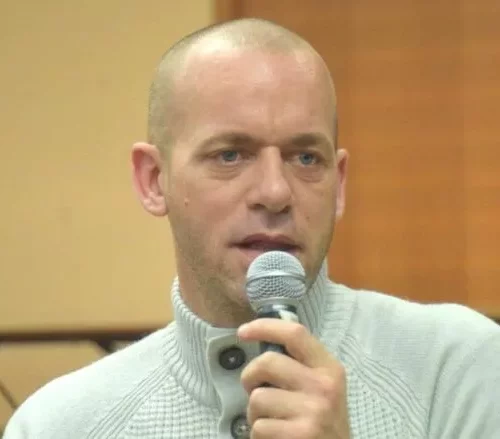 salah hamouri avec micro jpg Interdiction de la conférence de Salah Hamouri : le CRIF ordonne, la Préfecture exécute