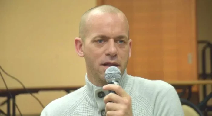 salah hamouri avec micro jpg Toulouse : mairie, CRIF et LDJ main dans la main pour tenter sans succès d’empêcher la parole de Salah Hamouri