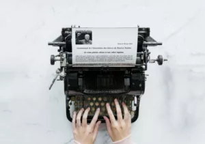 communique machine a ecrire 2048x1438 1 Un crime policier odieux et une colère légitime