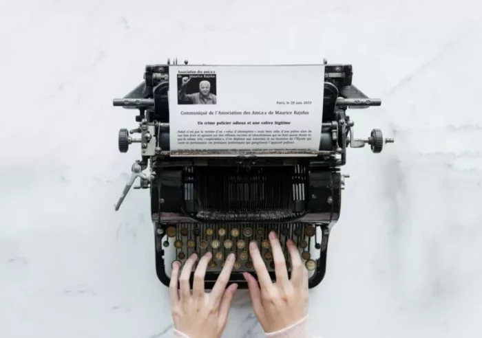 communique machine a ecrire 2048x1438 1 jpg Un crime policier odieux et une colère légitime