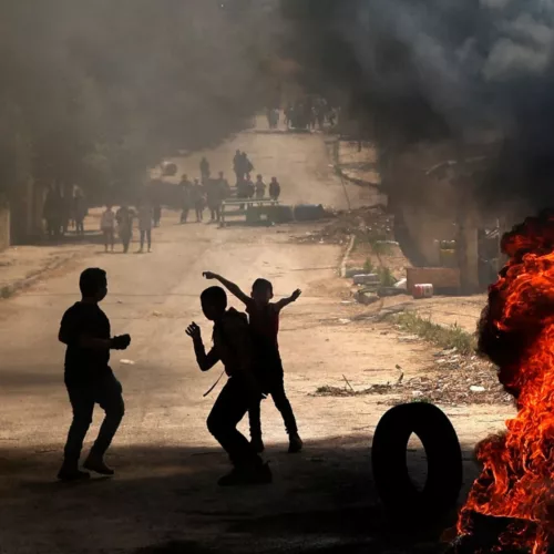 Palestinian children burn tires following an Israeli military raid in Jenin Tuesday.Credit JAAFAR ASHTIYEH AFP Les enfants de Jénine n’oublieront jamais