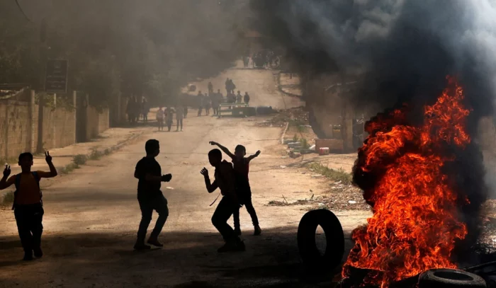Palestinian children burn tires following an Israeli military raid in Jenin Tuesday.Credit JAAFAR ASHTIYEH AFP Les enfants de Jénine n’oublieront jamais