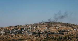 colonsUmm1 Une foule de colons israéliens armés se déchaîne sur le village palestinien de Cisjordanie d’Umm Safa, brûlant maisons et voitures