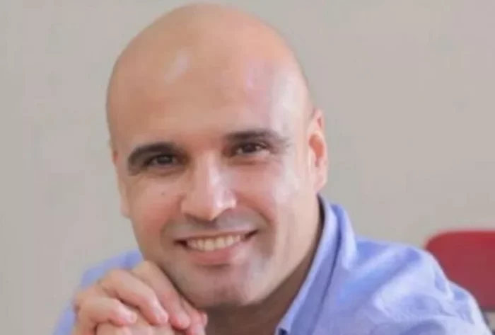 Mahmoudred jpg Hossam Al Madhoun — Que peuvent faire les mots quand on les sent incapables de décrire, d'expliquer, d'exprimer un sentiment ou un événement ?