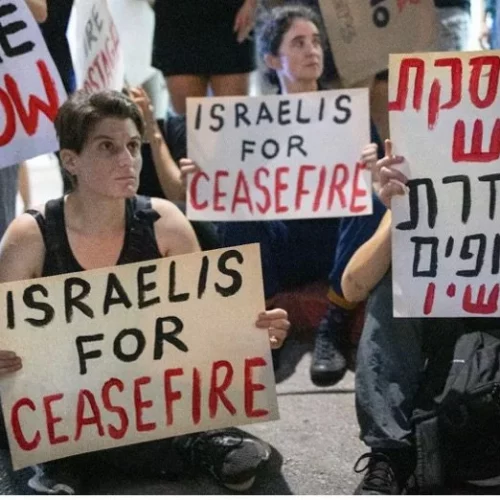 Oren Ziv 2 jpg Au risque d'être arrêtés et agressés, des Israéliens commencent à protester contre la guerre de Gaza