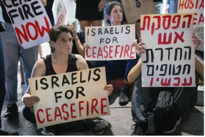 Oren Ziv 2 jpg Au risque d'être arrêtés et agressés, des Israéliens commencent à protester contre la guerre de Gaza
