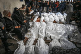 Des Palestiniens attendent de recevoir les corps de leurs proches qui ont été tués lors d'une frappe aérienne israélienne, à l'hôpital Al-Najjar, dans le sud de la bande de Gaza, le 7 décembre 2023. (Abed Rahim Khatib/Flash90)