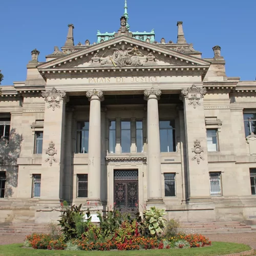 palais justice S.Eberhard jpg À Strasbourg, rassemblement de soutien à Perrine Olff