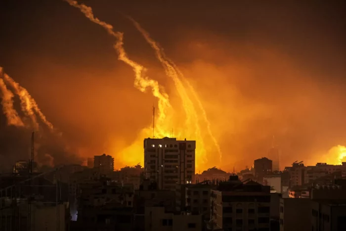 smoke Israël a largué 65 000 tonnes de bombes sur Gaza en 89 jours