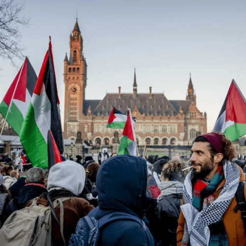 Des militants palestiniens se rassemblent avant l'audience à la Cour internationale de justice (CIJ) sur une plainte pour génocide déposée par l'Afrique du Sud contre Israël, à La Haye, Pays-Bas, le 11 janvier 2024 [Remko de Waal/EPA-EFE]