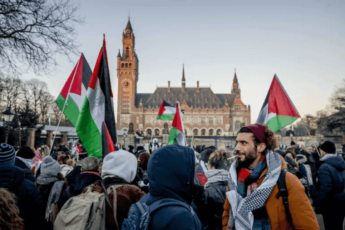 Des militants palestiniens se rassemblent avant l'audience à la Cour internationale de justice (CIJ) sur une plainte pour génocide déposée par l'Afrique du Sud contre Israël, à La Haye, Pays-Bas, le 11 janvier 2024 [Remko de Waal/EPA-EFE]