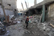 Raza Gaza 3 un enfant au milieu des decombres apres une frappe israelienne sur le camp de nuseirat dans la bande de gaza photo sipa apaimages 1703944594 jpg Raza Gaza