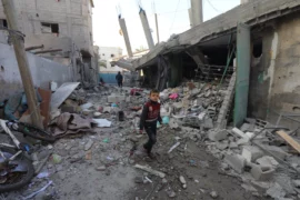 un enfant au milieu des decombres apres une frappe israelienne sur le camp de nuseirat dans la bande de gaza photo sipa apaimages 1703944594 jpg Raza Gaza